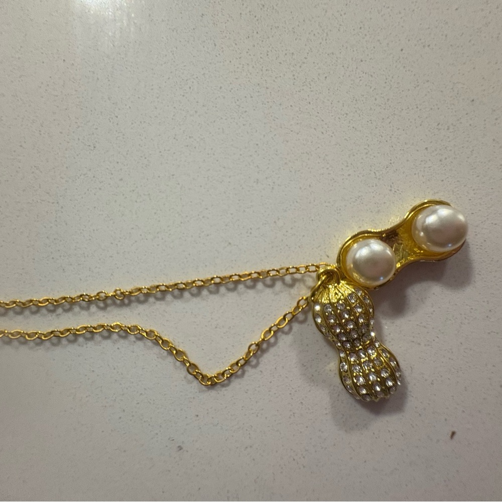 Gold Peanut Pendant Necklace with Pearls
Gold plate fixed price